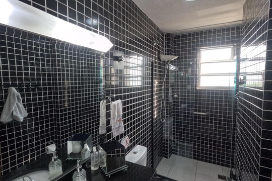 Banheiro de kitnet/studio para alugar com 1 quarto, 24m² em Aparecida, Santos