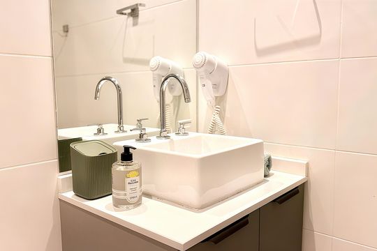 Banheiro de apartamento à venda com 1 quarto, 21m² em Pompeia, São Paulo
