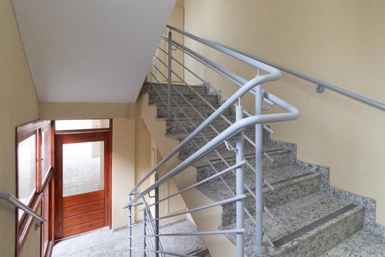 Escada de apartamento para alugar com 2 quartos, 200m² em Medianeira, Porto Alegre