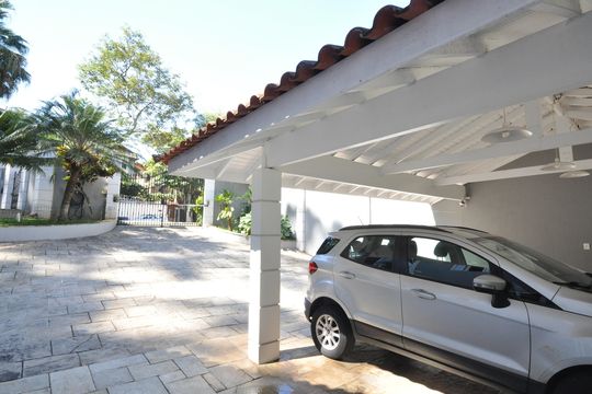 Garagem de casa à venda com 4 quartos, 510m² em Sítio Barrocada, São Paulo