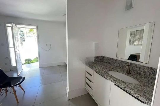 Cozinha de casa para alugar com 3 quartos, 89m² em Jurerê, Florianópolis