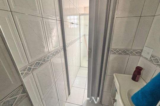Banheiro de apartamento à venda com 2 quartos, 48m² em Conjunto Habitacional Padre Manoel da Nobrega, São Paulo