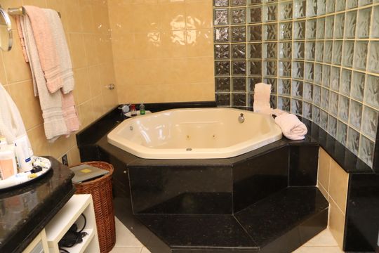 Banheiro da Suíte 2 de casa de condomínio para alugar com 6 quartos, 520m² em Piatã, Salvador