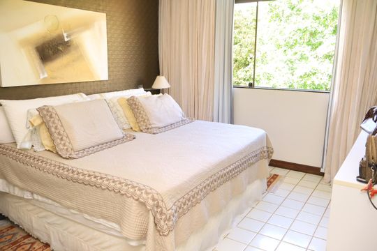 Suíte 2 de casa de condomínio para alugar com 6 quartos, 520m² em Piatã, Salvador