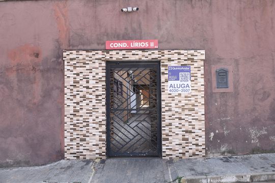 Placa instalada na fachada do condomínio - Código da placa: YIXW-1730 de apartamento à venda com 2 quartos, 52m² em Itaquera, São Paulo