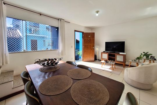 Sala de casa de condomínio à venda com 3 quartos, 150m² em Sapê, Niterói