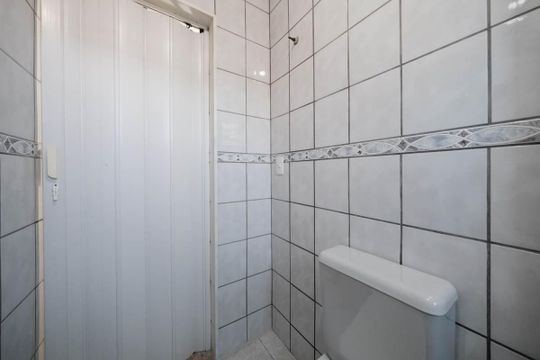 Banheiro de apartamento à venda com 2 quartos, 46m² em Conjunto Habitacional Padre Manoel da Nobrega, São Paulo