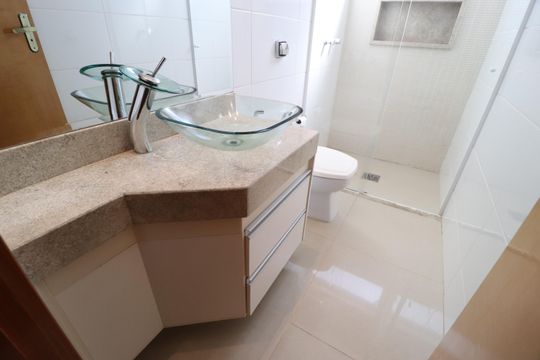 Banheiro do Quarto 3 de casa de condomínio para alugar com 3 quartos, 210m² em Laranjeiras, Uberlândia