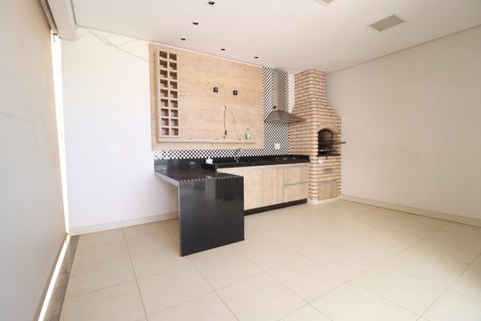 Varanda de casa de condomínio para alugar com 3 quartos, 210m² em Laranjeiras, Uberlândia