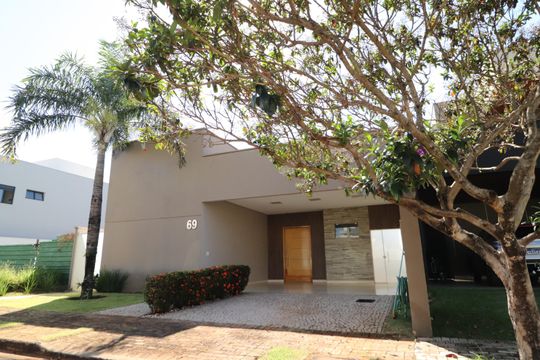 Fachada de casa de condomínio para alugar com 3 quartos, 210m² em Laranjeiras, Uberlândia