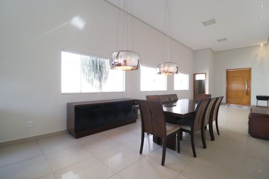 Casa de Condomínio para alugar com 3 quartos, 210m² em Laranjeiras, Uberlândia