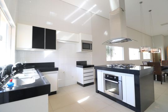 Cozinha de casa de condomínio para alugar com 3 quartos, 210m² em Laranjeiras, Uberlândia