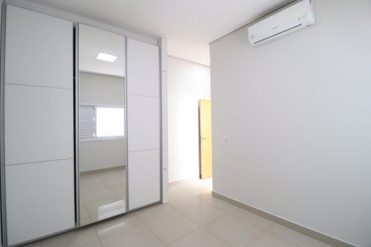 Quarto 3 - Suíte de casa de condomínio para alugar com 3 quartos, 210m² em Laranjeiras, Uberlândia