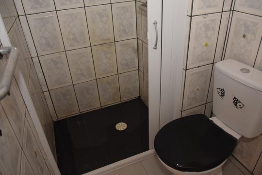Banheiro de apartamento para alugar com 2 quartos, 47m² em Jardim Guaruja, Embu das Artes