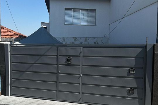 Fachada de casa à venda com 2 quartos, 180m² em Jaguará, São Paulo