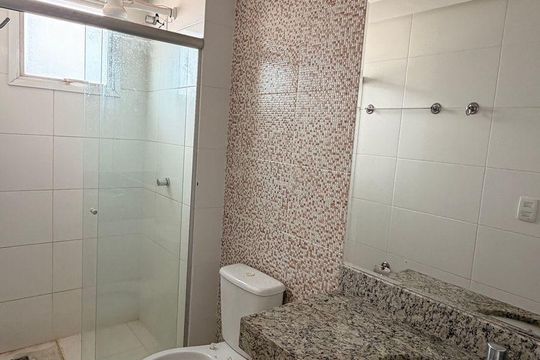 Banheiro da Suíte 2 de apartamento à venda com 3 quartos, 109m² em Residencial Granville, Goiânia