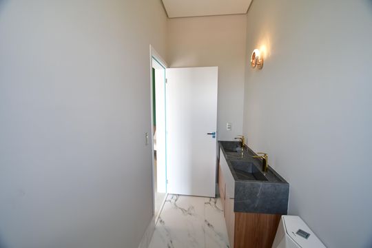 Banheiro Suíte de casa de condomínio à venda com 3 quartos, 423m² em Lot. Residencial Arborais, Campinas
