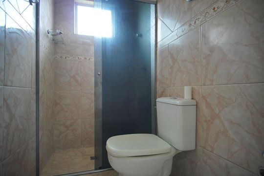 Banheiro  de apartamento à venda com 2 quartos, 59m² em Rubem Berta, Porto Alegre