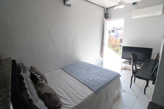 Quarto de kitnet/studio para alugar com 1 quarto, 40m² em Curicica, Rio de Janeiro