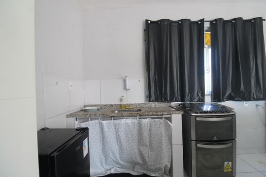 Cozinha de kitnet/studio para alugar com 1 quarto, 40m² em Curicica, Rio de Janeiro