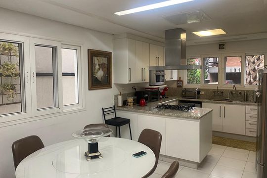 Cozinha de casa de condomínio à venda com 1 quarto, 350m² em Residencial Quatro (alphaville), Santana de Parnaíba