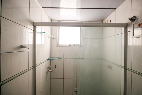 Banheiro de apartamento à venda com 2 quartos, 49m² em Jardim Umuarama, São Paulo