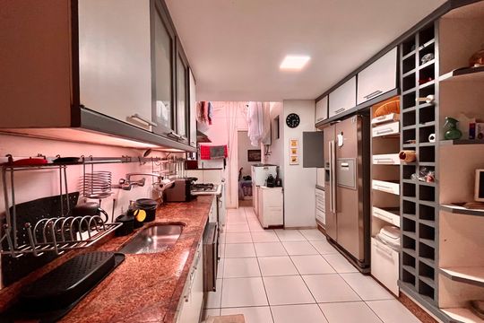 Cozinha de apartamento à venda com 4 quartos, 175m² em Leblon, Rio de Janeiro