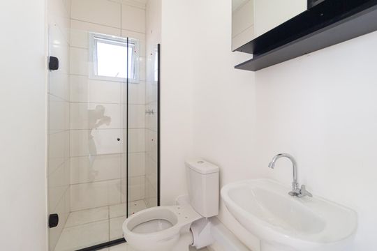 Banheiro social de apartamento para alugar com 2 quartos, 45m² em Vila Sul Americana, Carapicuíba