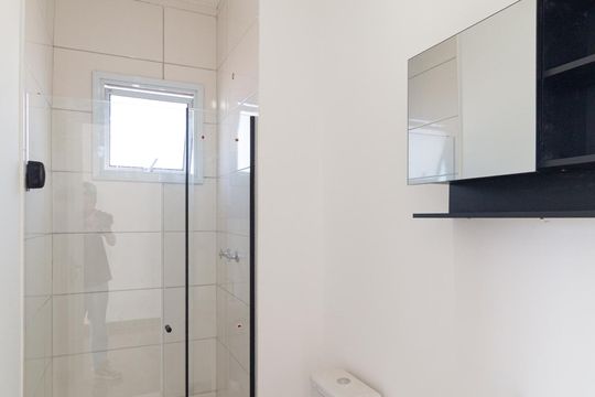Banheiro social de apartamento para alugar com 2 quartos, 45m² em Vila Sul Americana, Carapicuíba