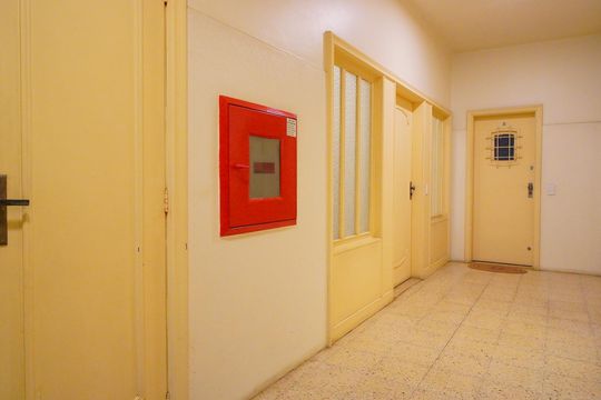Corredor com as portas imóvel  de apartamento para alugar com 3 quartos, 190m² em Moinhos de Vento, Porto Alegre