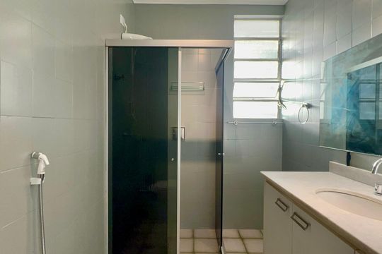 Banheiro de apartamento à venda com 1 quarto, 87m² em Pacaembu, São Paulo