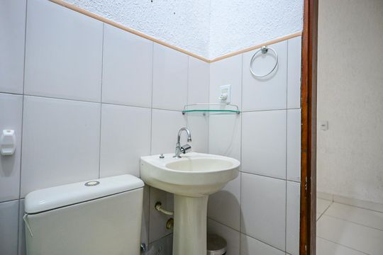 Banheiro de casa para alugar com 2 quartos, 50m² em Parque das Cigarreiras, Taboão da Serra
