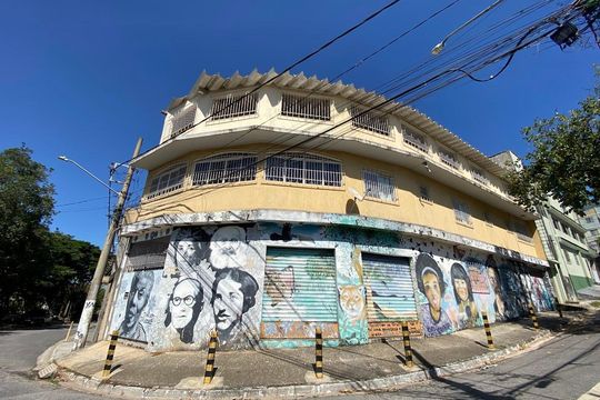 FACHADA de casa para alugar com 4 quartos, 385m² em Jaraguá, São Paulo