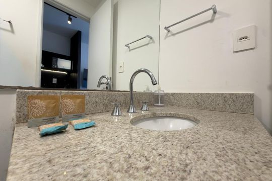Banheiro de kitnet/studio para alugar com 1 quarto, 24m² em Jardim Paulistano, São Paulo