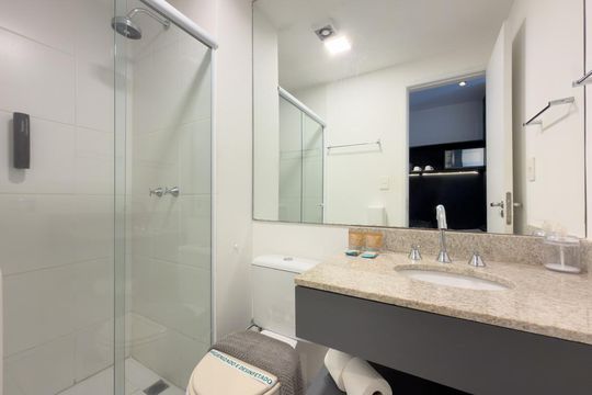 Banheiro de kitnet/studio para alugar com 1 quarto, 24m² em Jardim Paulistano, São Paulo