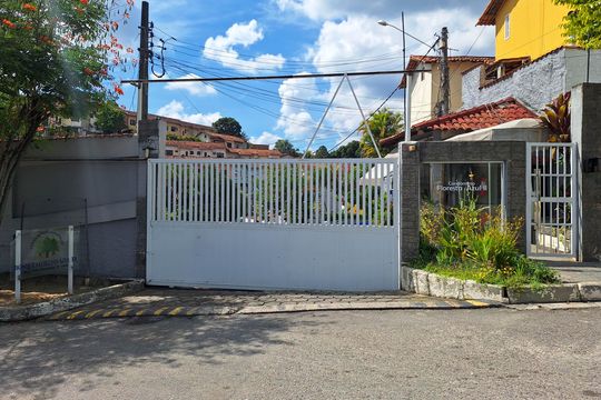 Fachada de casa de condomínio à venda com 2 quartos, 120m² em Sapê, Niterói