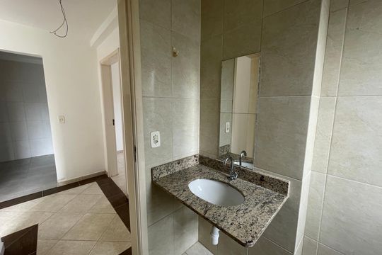 Banheiro de apartamento para alugar com 2 quartos, 49m² em Outeiro de Passárgada, Cotia