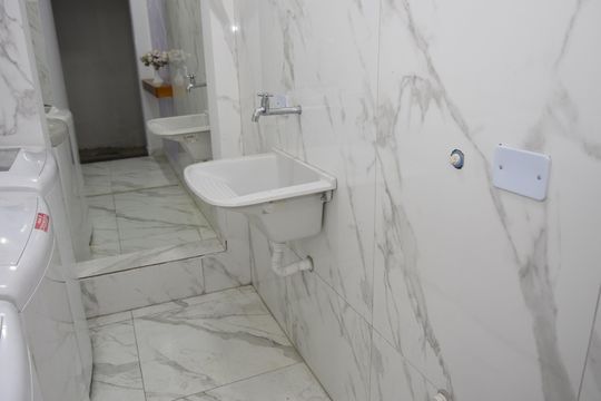 Lavanderia de kitnet/studio para alugar com 1 quarto, 25m² em Jardim Irapiranga, Embu das Artes