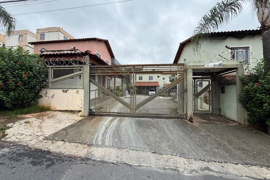 Fachada de casa de condomínio à venda com 2 quartos, 110m² em Arvoredo Ii, Contagem