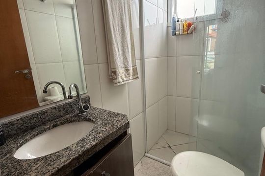 Banheiro de apartamento à venda com 2 quartos, 100m² em Vila Vilma, Santo André