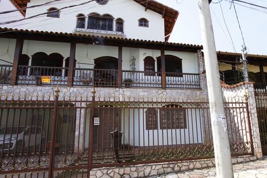 Fachada de casa à venda com 4 quartos, 370m² em Planalto, Belo Horizonte