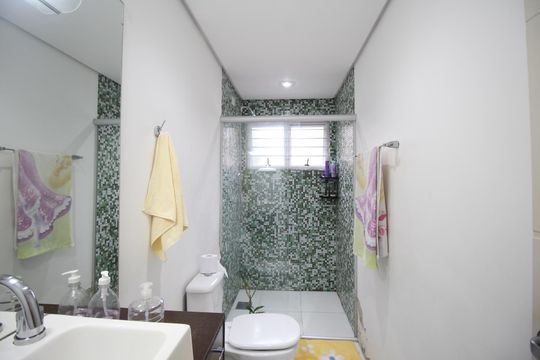 Banheiro de casa à venda com 3 quartos, 492m² em Vila Jardim, Porto Alegre