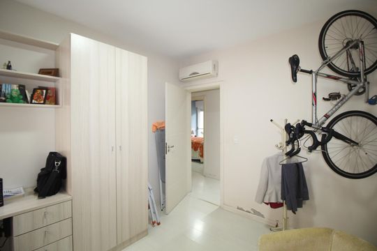 Quarto 2 de casa à venda com 3 quartos, 492m² em Vila Jardim, Porto Alegre