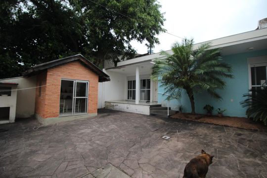 Quintal de casa à venda com 3 quartos, 492m² em Vila Jardim, Porto Alegre