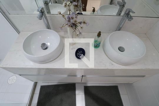 Banheiro de apartamento para alugar com 3 quartos, 160m² em Jardim Belmar, Guarujá
