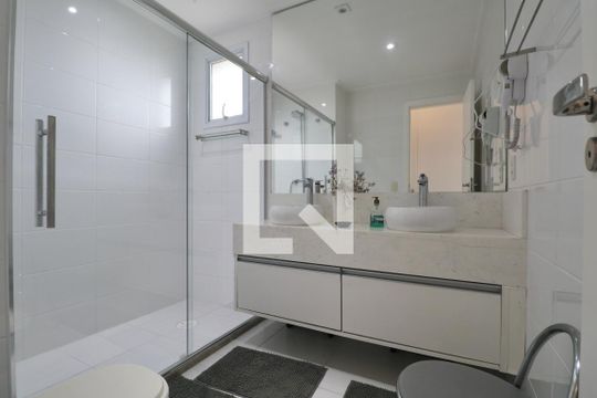 Banheiro de apartamento para alugar com 3 quartos, 160m² em Jardim Belmar, Guarujá