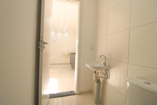 Banheiro de apartamento para alugar com 2 quartos, 35m² em Usina Piratininga, São Paulo