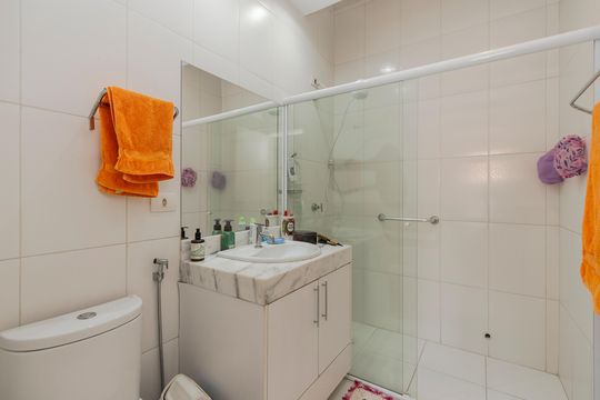 Banheiro da Suíte 1 de casa de condomínio à venda com 2 quartos, 115m² em Vila Olímpia, São Paulo