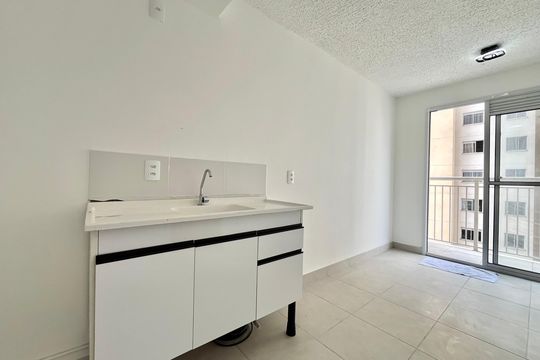 Cozinha de apartamento à venda com 1 quarto, 32m² em Jardim Itacolomi, São Paulo