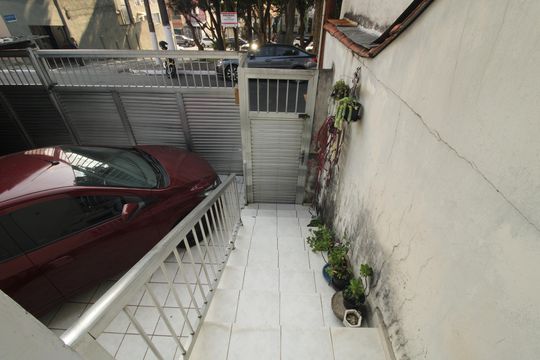 Escada de entrada de casa para alugar com 1 quarto, 168m² em Vila São José, São Paulo